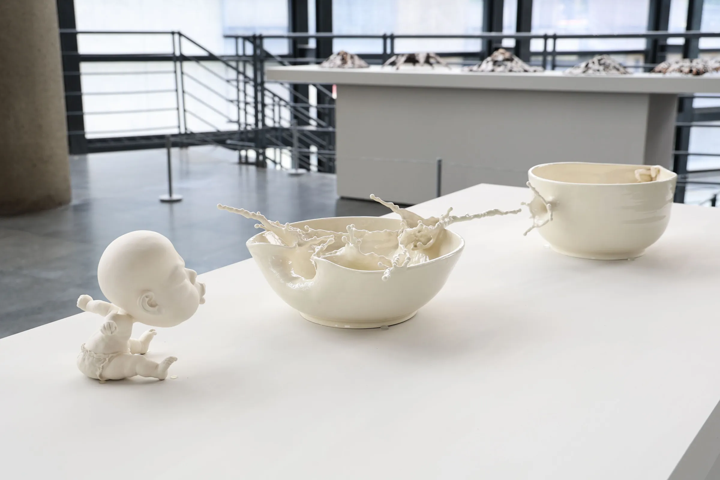 2012年首獎曾章成作品《驚奇的水花》以手塑陶土捕捉瞬間，將柔軟水花與動態凝結。（圖/新北市立鶯歌陶瓷博物館）