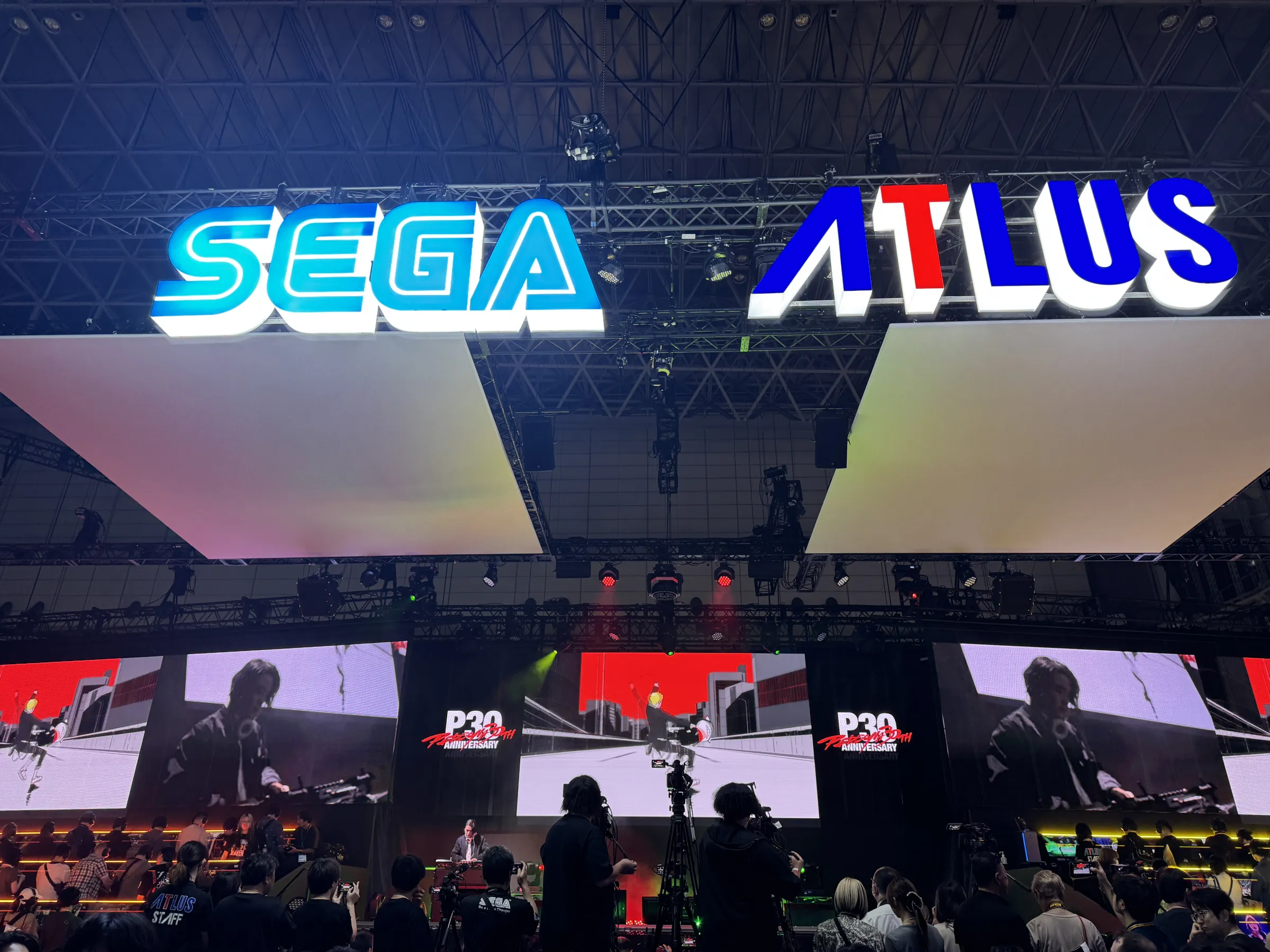 セガ・アトラスは東京ゲームショウ2026にて過去最大規模のブースを出展し、新作タイトルの試遊や豪華ゲストによるステージイベントで初日から多くの来場者を魅了している。黃信維/株式会社セガ