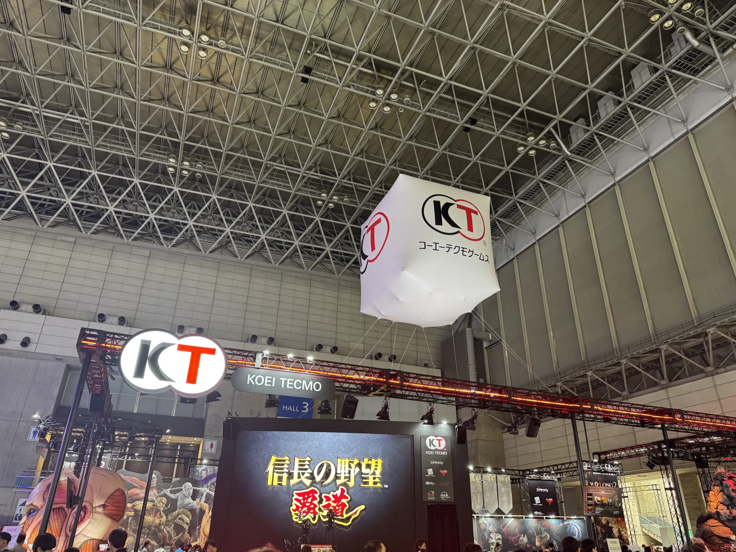 コーエーテクモゲームスは17日に開幕したTGS2026に出展し、主要タイトルの試遊や記念物販、各種SNSキャンペーンおよび最大85％オフの記念セールを展開している。黃信維