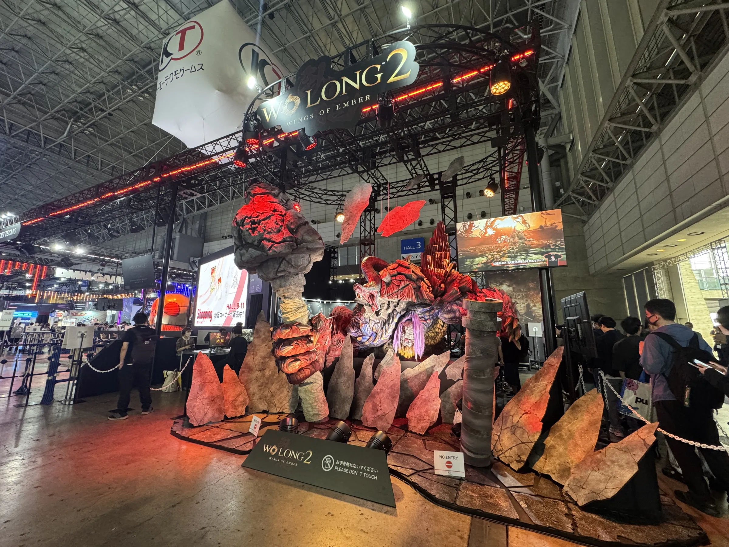 コーエーテクモゲームスは17日に開幕したTGS2026に出展し、主要タイトルの試遊や記念物販、各種SNSキャンペーンおよび最大85％オフの記念セールを展開している。黃信維