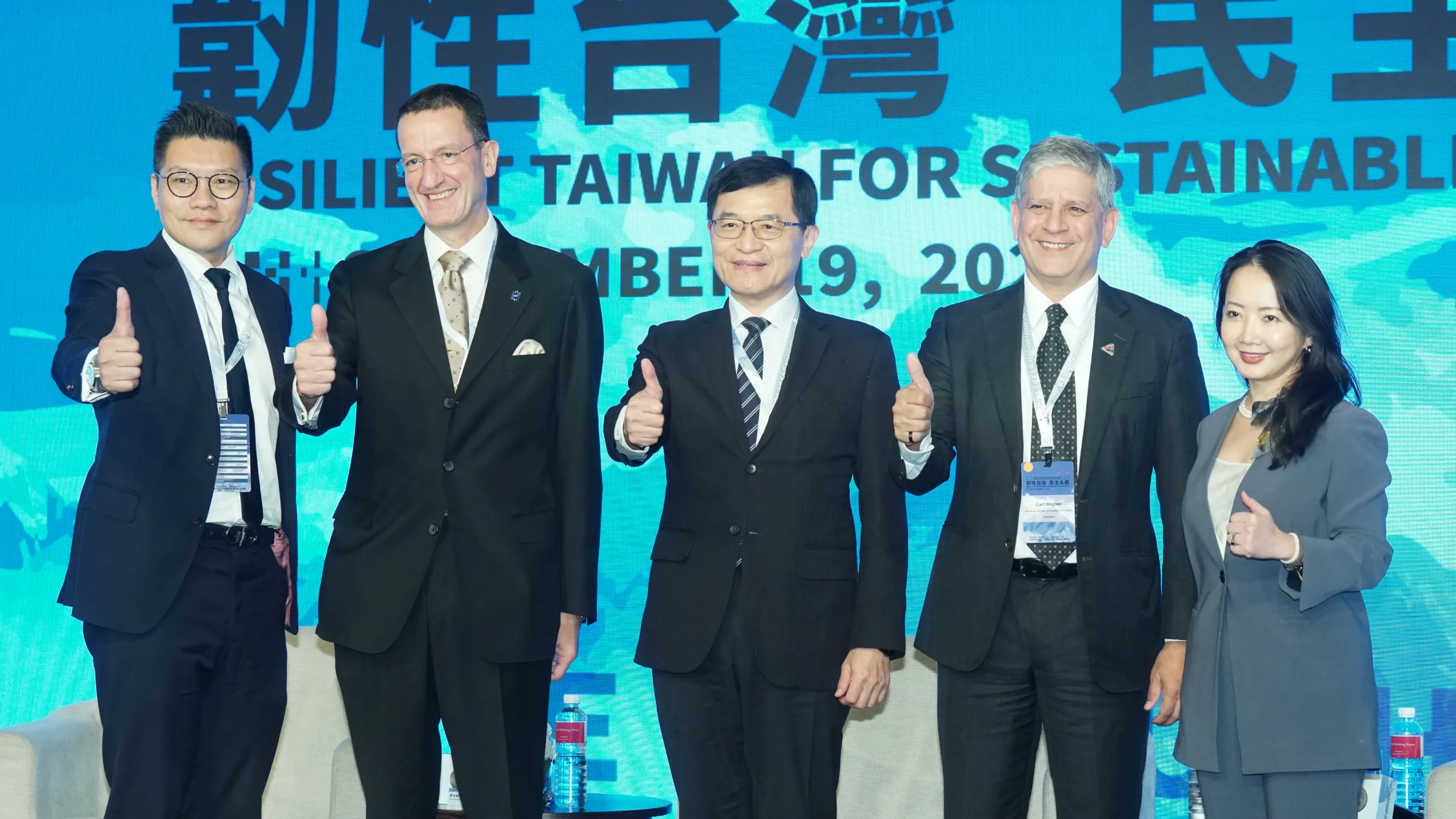 20260919-「2026總統府全社會防衛韌性國際論壇」，左起台灣IBM總經理李正屹、歐洲在台商務協會執行長 Freddie Hoglund 何飛逸、經濟部次長賴建信、台灣美商執行長 Carl Wegner 魏凱、GE Vernova 事務總監王珮馨。（蔡親傑攝）