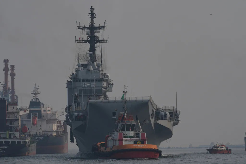 印尼首艘航空母艦「加里波底號」順利從義大利駛抵雅加達。（AP）