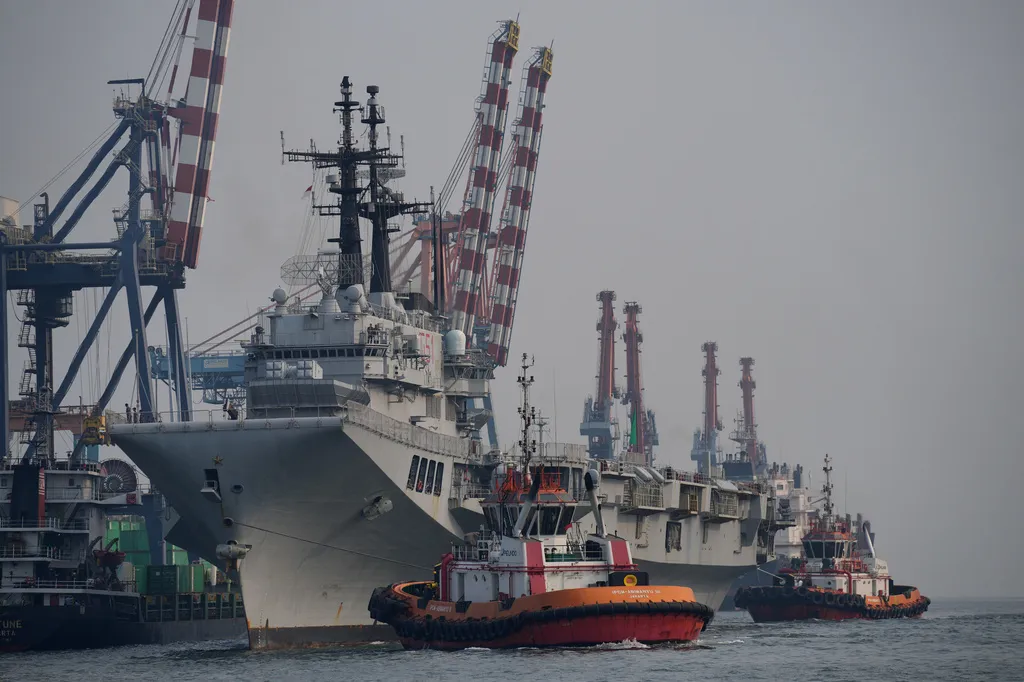 印尼首艘航空母艦「加里波底號」順利從義大利駛抵雅加達。（AP）