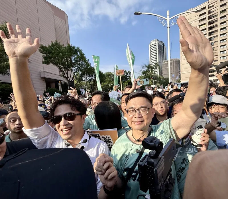 賴瑞隆、沈伯洋高雄合體（1） 民進黨高雄市長參選人賴瑞隆（中右）19日邀請同黨台北市長參選人沈伯洋（中左）造訪高雄，2人一同步行前往愛河灣水樂園，感受高雄港灣水岸城市的魅力。中央社記者董俊志攝115年9月19日