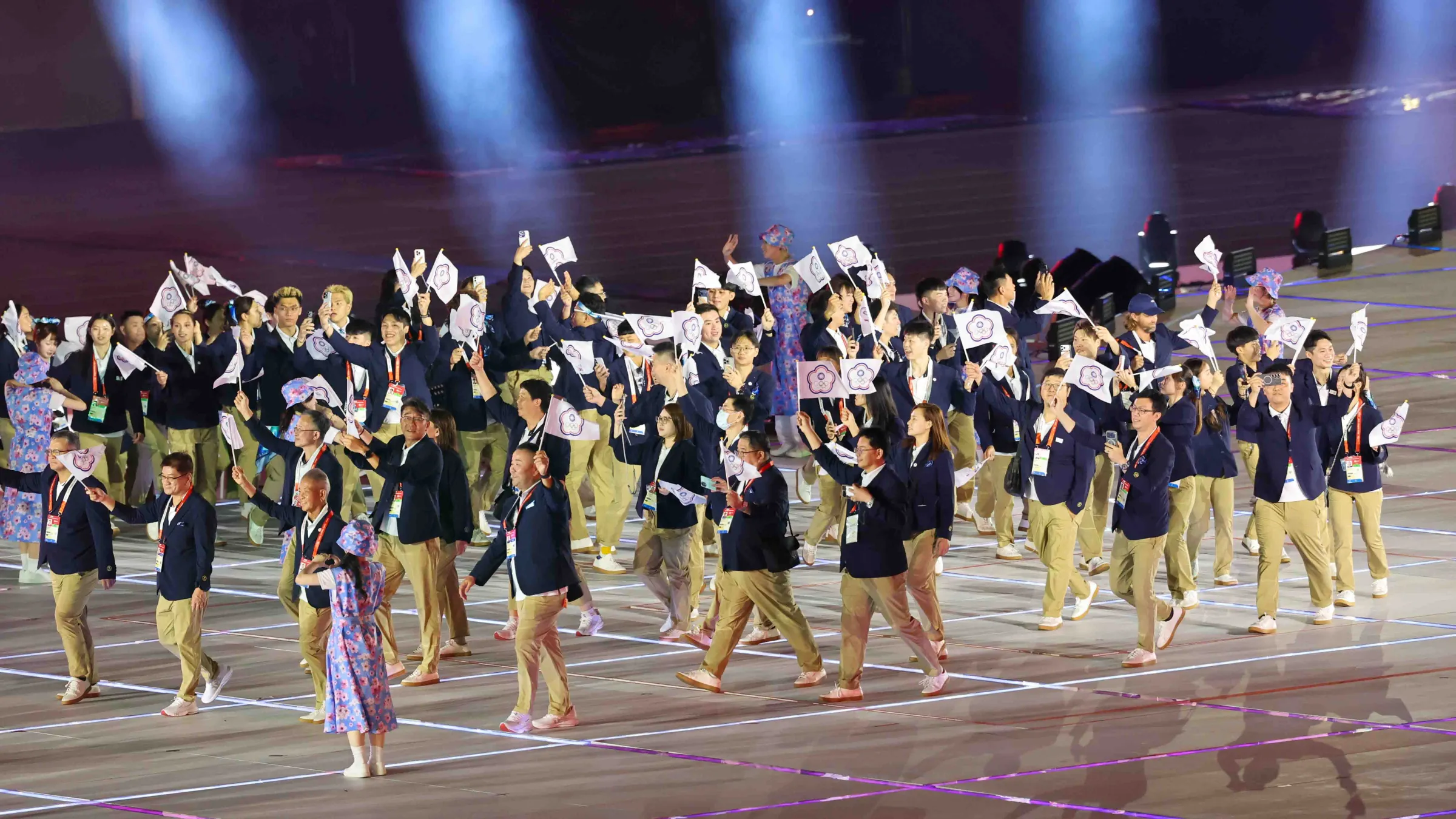 中華代表團第36個進場，由拳擊女將黃筱雯、武術散打好手張煥宜共同掌旗，代表團成員身穿藍色西裝整齊亮相。（圖／中華奧會提供）