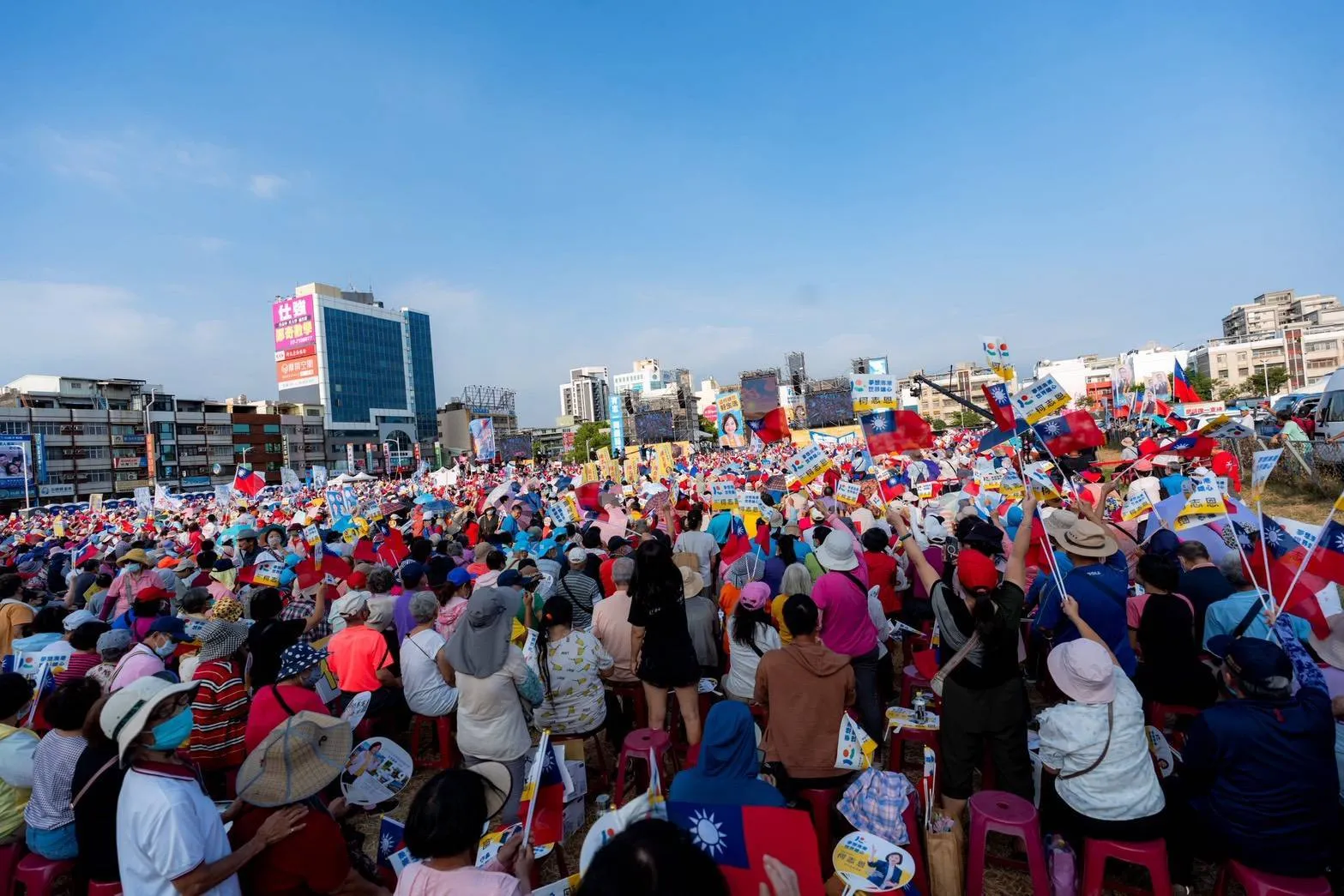 造勢現場人數突破3萬人，柯志恩與蔣萬安、李四川在支持者「凍蒜」聲中大進場，近200公尺路程走了約15分鐘，現場氣氛熱烈。（圖/徐炳文翻攝）