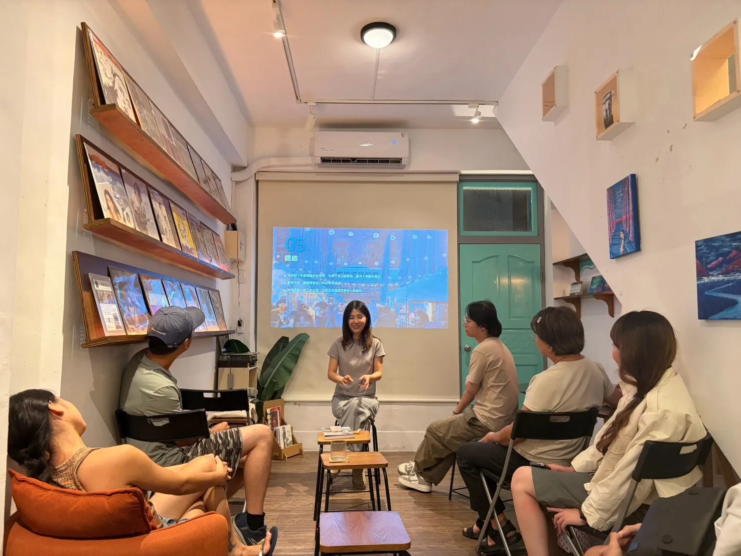 街角書店一年舉辦超過 40 場藝文講座，不只連結在地文化人，也是外地作者、專家來到台東分享知識的據點。（圖片提供／周紫宸）