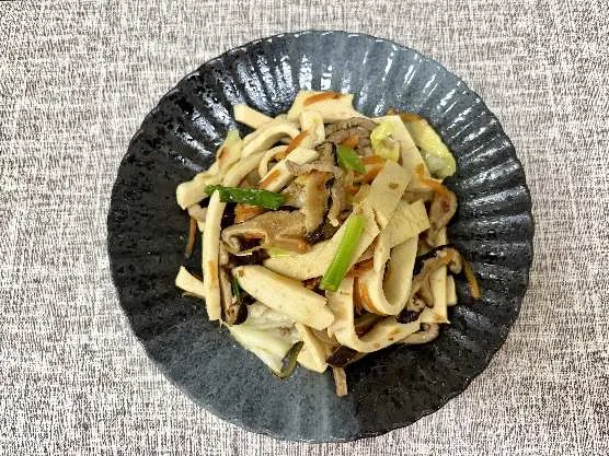 含纖鹹蛋白可依料理需求切成條狀，搭配蔬菜、肉類等食材拌炒，也可應用於炒麵等日常料理，增加鹹蛋加工副產物的利用價值。（圖／畜試所提供）