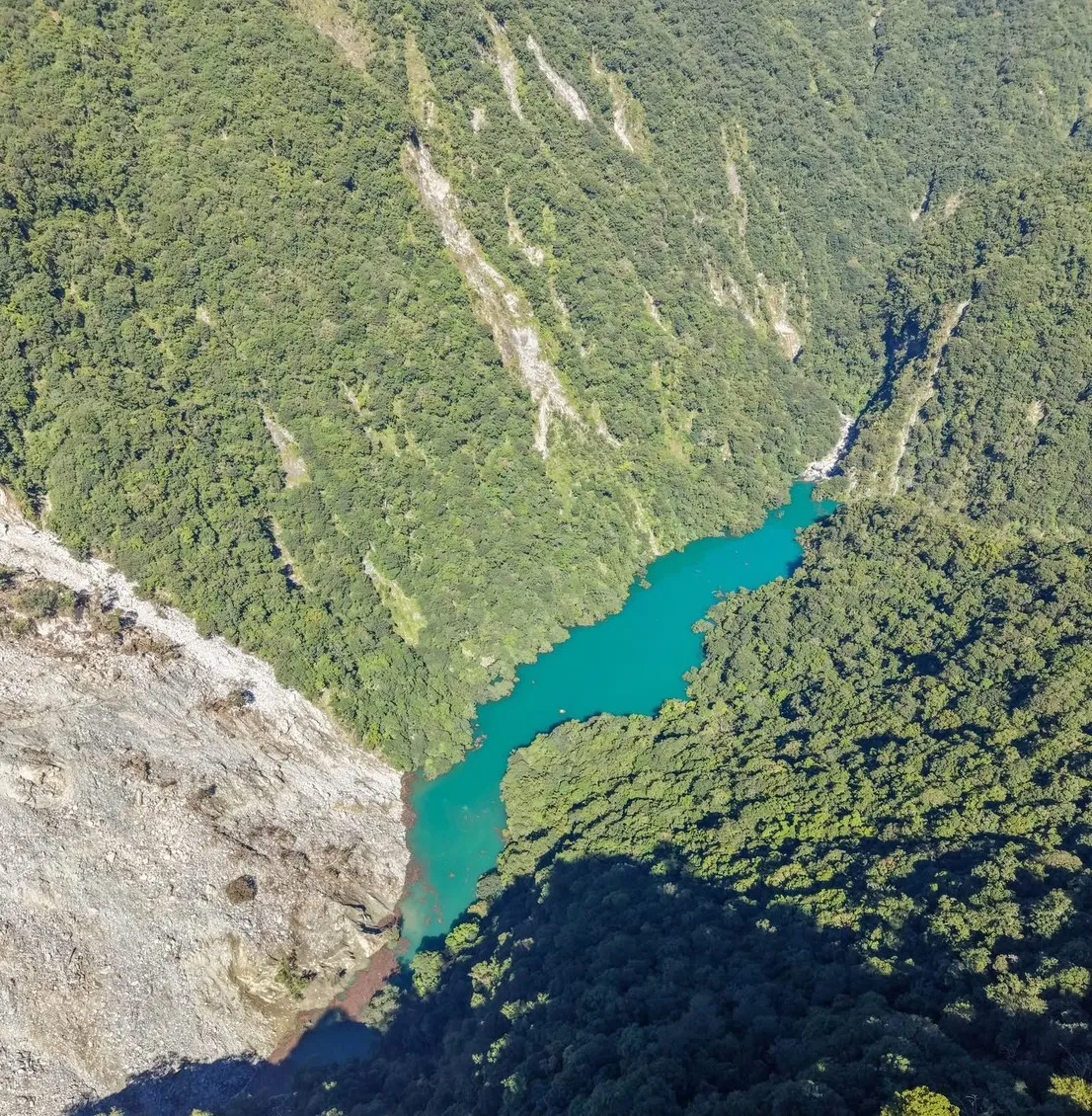 還沒潰堤時的馬太鞍堰塞湖。（黃正賢提供）