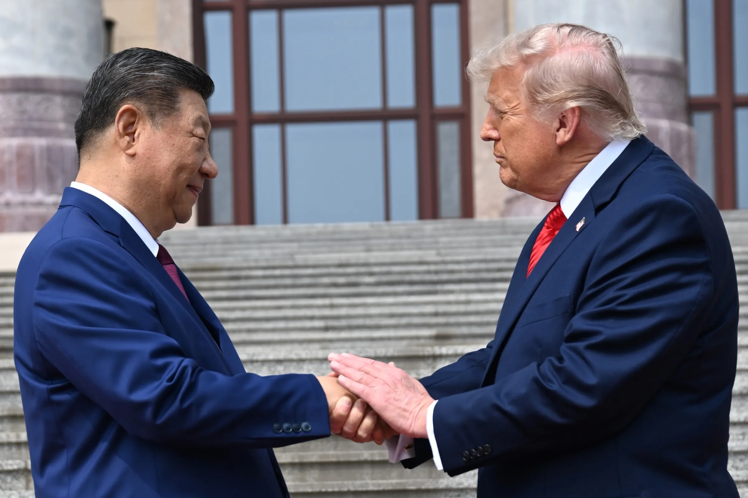 2026年5月14日，中國國家主席習近平（左）在北京人民大會堂與美國總統川普握手。（美聯社）