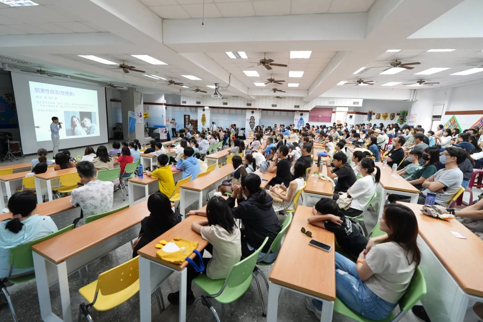 吳旭智與特殊需求孩子及家長互動，主張串聯家庭、學校與民間力量，建立更完整的支持網絡。(照片/吳旭智競辦提供)
