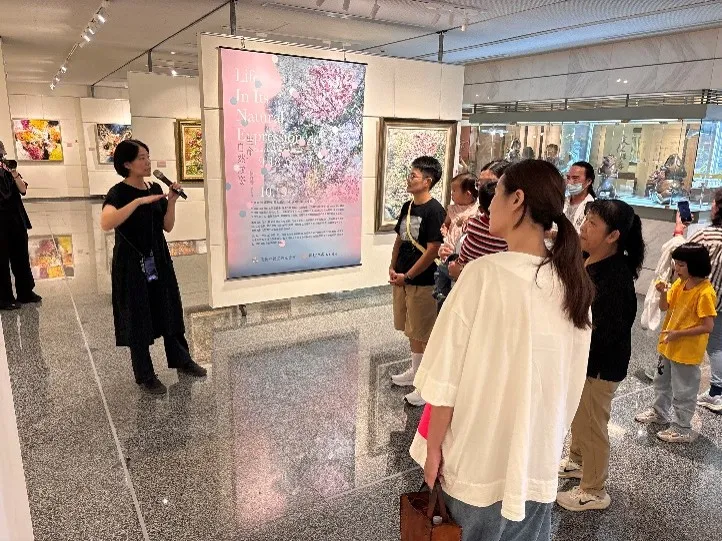 策展人謝承穎，替現場來賓導覽解說作品背景故事(頂新和德文教基金會提供)