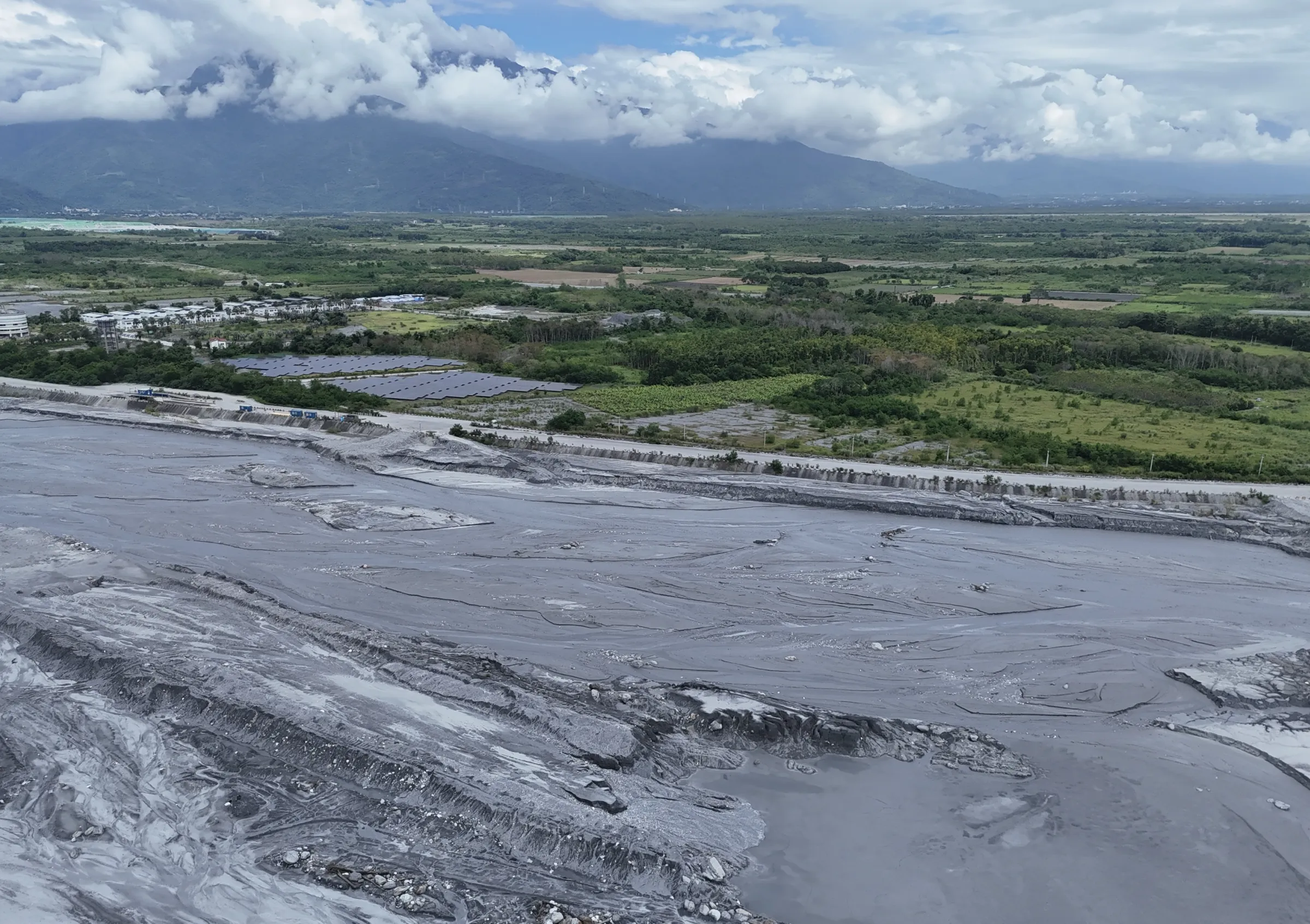 馬太鞍溪北岸，原本是原住民保留地，目前政府想要徵收用來堆放廢土。（方儉攝）