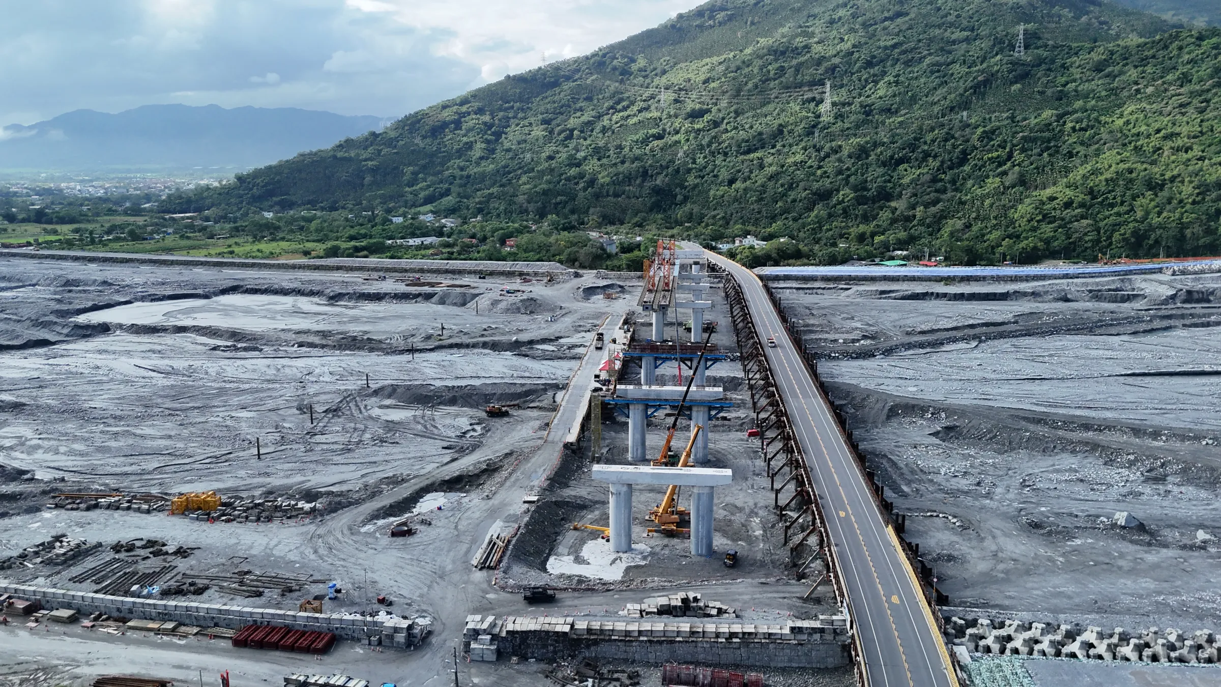 馬太鞍溪上興建中的大橋。（方儉攝）