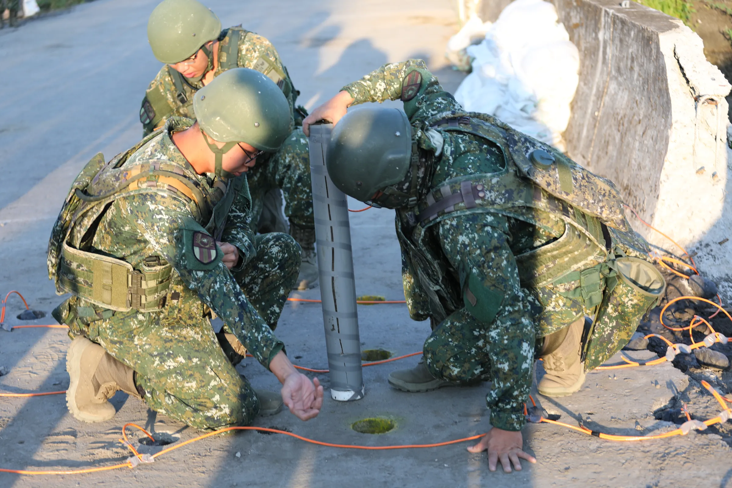 20260922-陸軍第53工兵群22日配合宜蘭縣員山鄉溪洲三號橋改建工程，實際執行橋樑爆破作業。（陸軍提供）