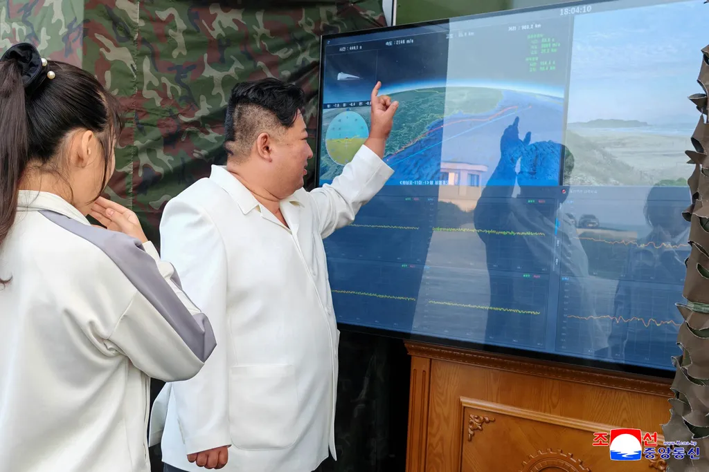 北韓金正恩帶著女兒親自視察新款彈道飛彈試射。（美聯社）