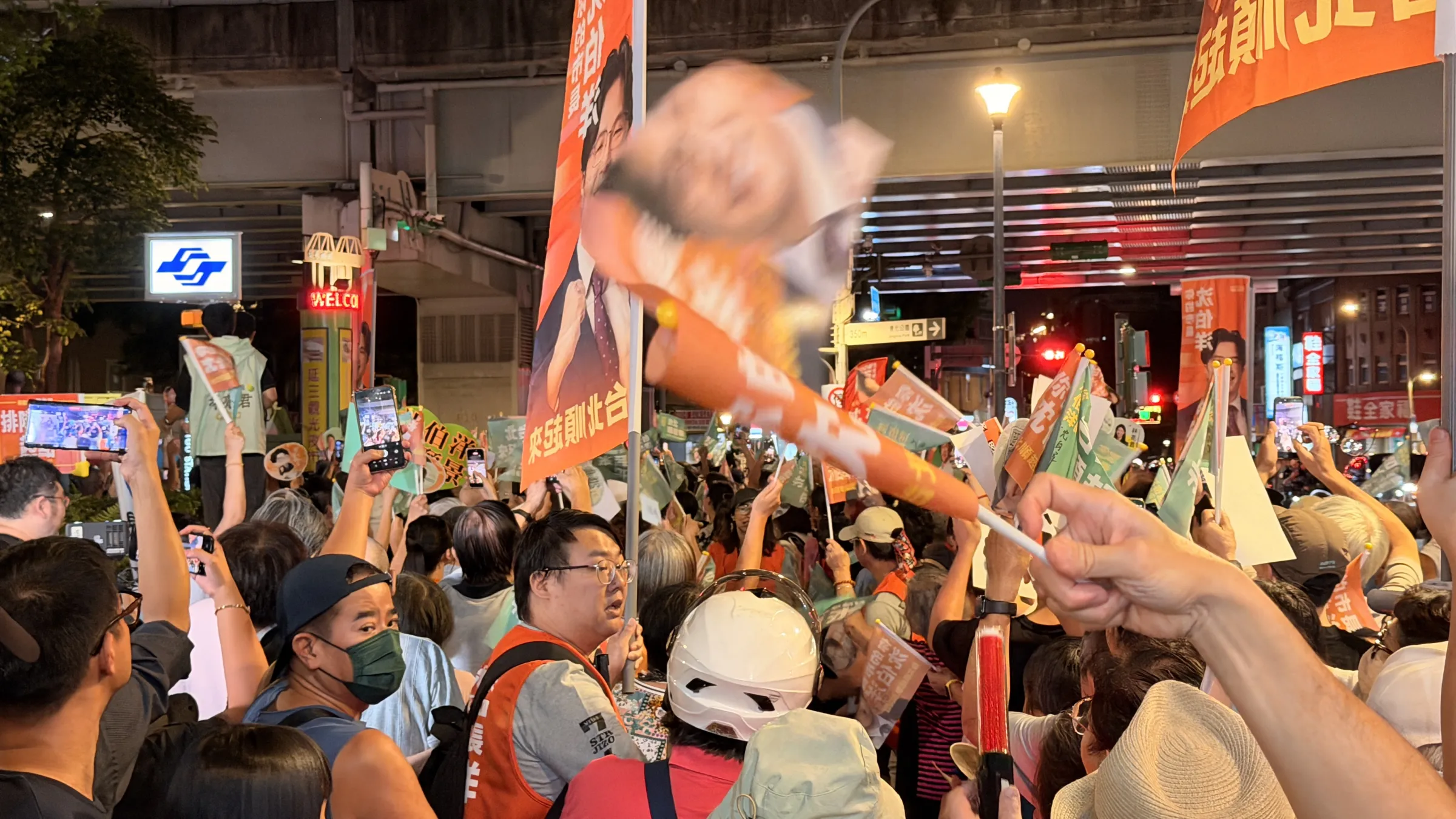 20260922-民進黨台北市長參選人沈伯洋22日「快閃」大同區延三夜市掃街。（鍾秉哲攝）