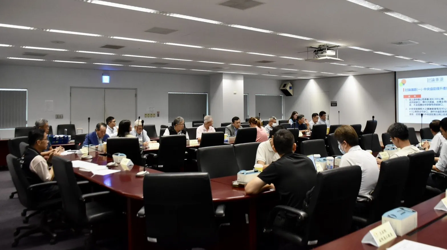 針對營業用沙拉油出現每缺口問題，台中市府邀中央及產業召開油品協調會議。(圖/台中市政府)
