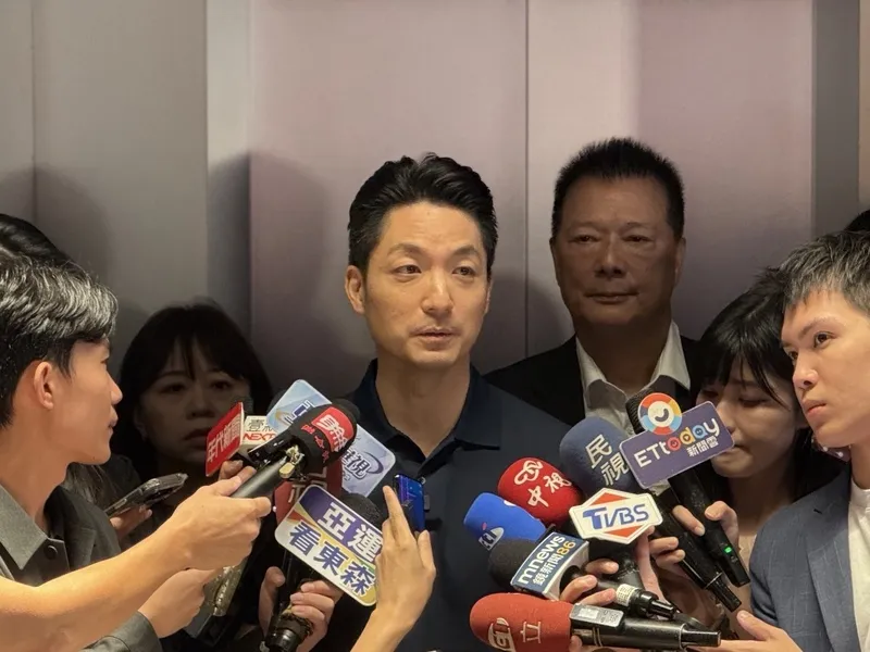 北市社會局前社工督導涉侵占　蔣萬安：絕不包庇 台北市社會局老人福利科江姓前社工督導涉嫌利用保管受監護宣告老人帳戶機會，侵占逾新台幣1200萬元。台北市長蔣萬安（中）23日接受媒體聯訪表示，市府絕不包庇，並且嚴加徹查、追究到底。中央社記者葉蓁芸攝115年9月23日