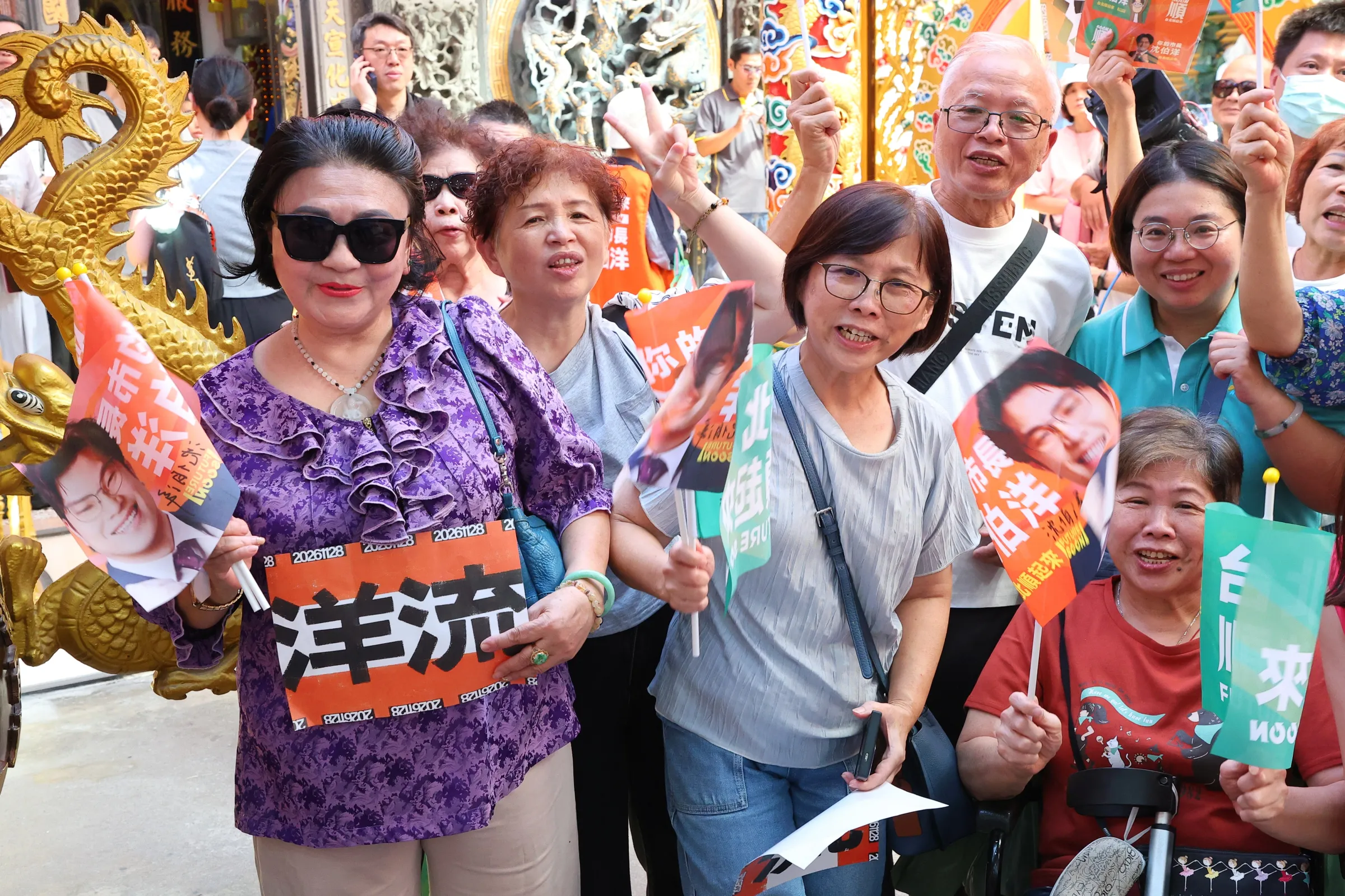 20260923-民進黨台北市長參選人沈伯洋23日至五分埔商圈拜票，沈伯洋阿嬤（左一）與親友至現場加油打氣。（顏麟宇攝）