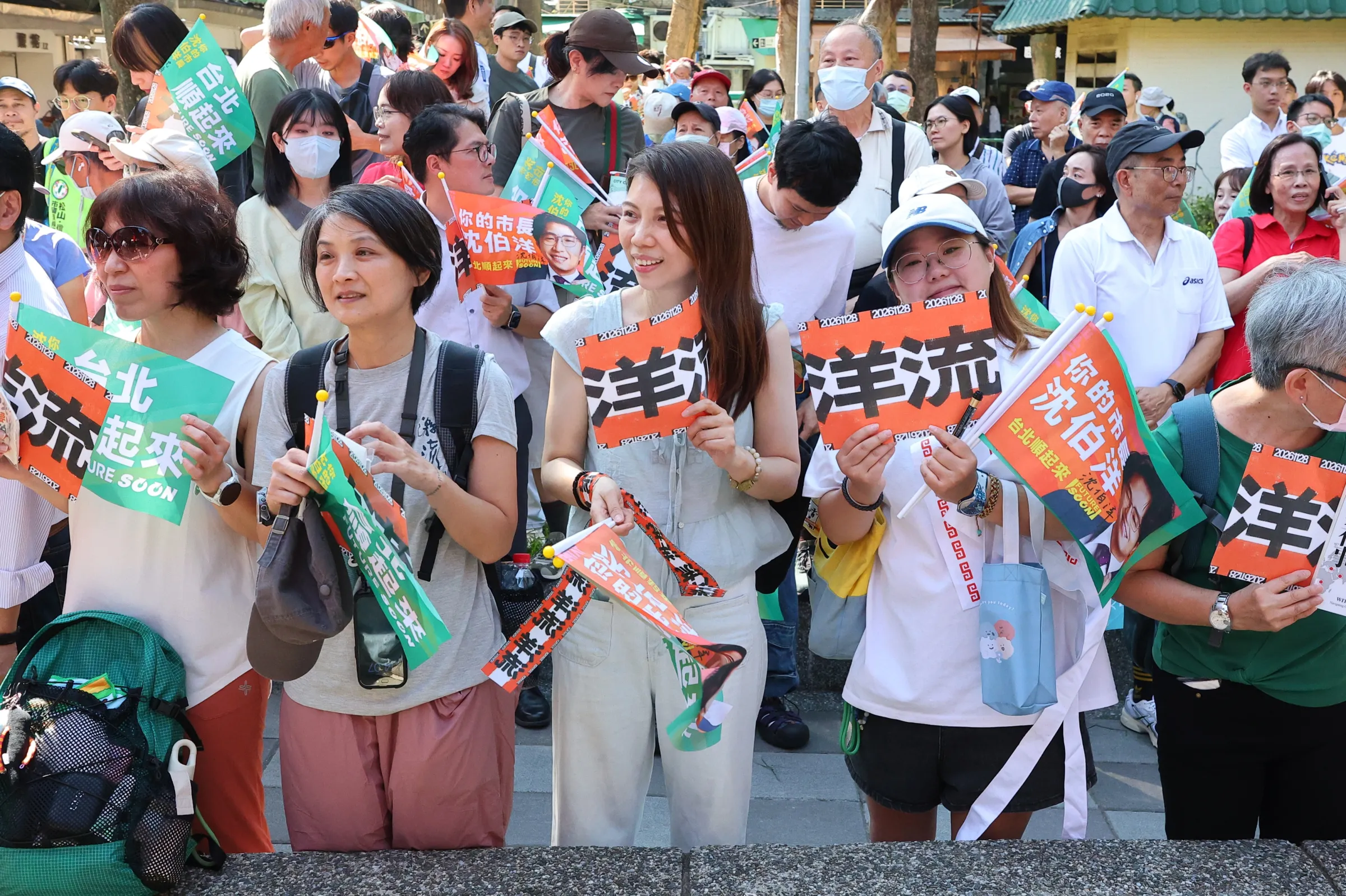 南福宮でも五分埔商店街でも西門町でも、沈伯洋氏が姿を見せる前から大勢の支持者が待ち構え、3、4時間前から来る人もいた（顔麟宇撮影）