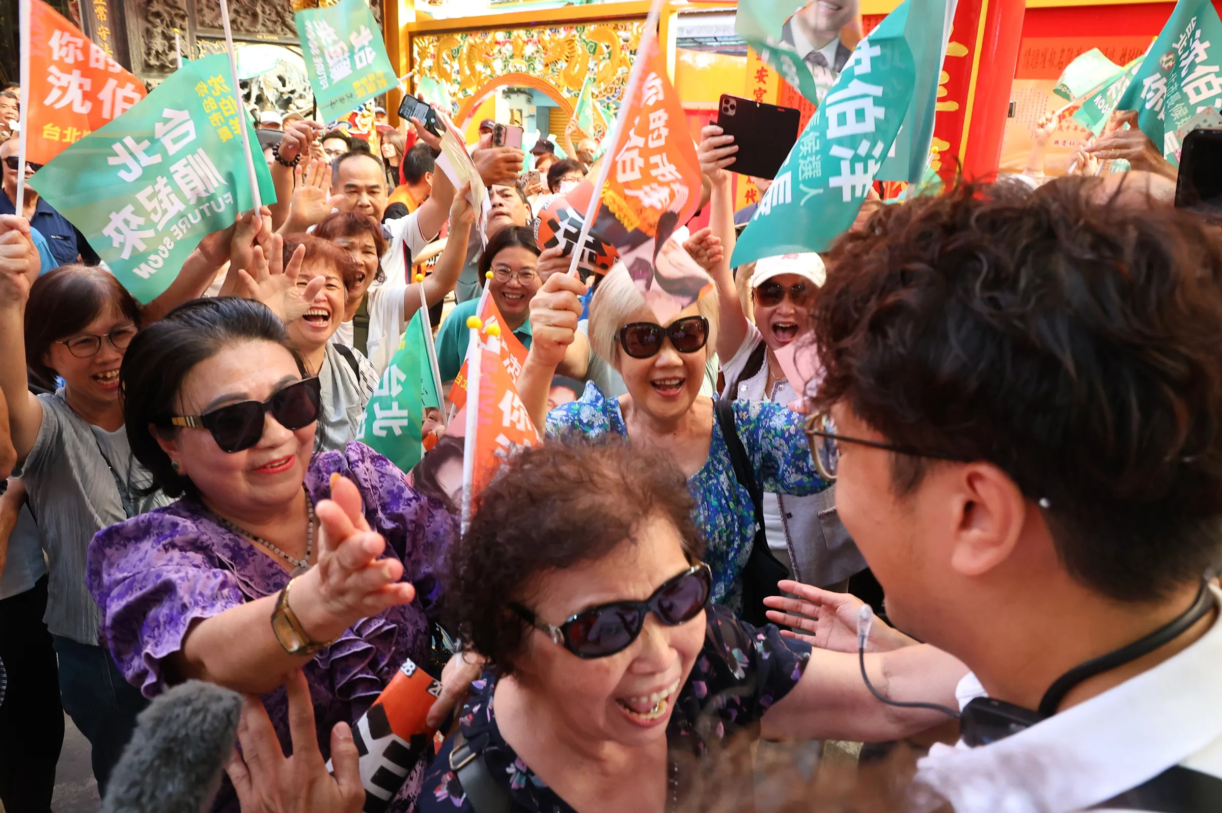沈伯洋氏（右）は年配層の攻略にも独自の手法を持ち、「隣の家の息子」のような礼儀正しさで好印象を残している（顔麟宇撮影）