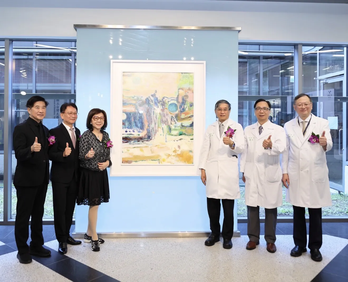（左起）台灣設計研究院張基義院長、張克明醫師、侯翠杏教授、台灣大學楊志新副校長、台大醫學院倪衍玄代理院長、台大醫院余忠仁院長，共同揭幕捐贈的大型抽象畫作《向遠而生》。（圖/侯翠杏提供）