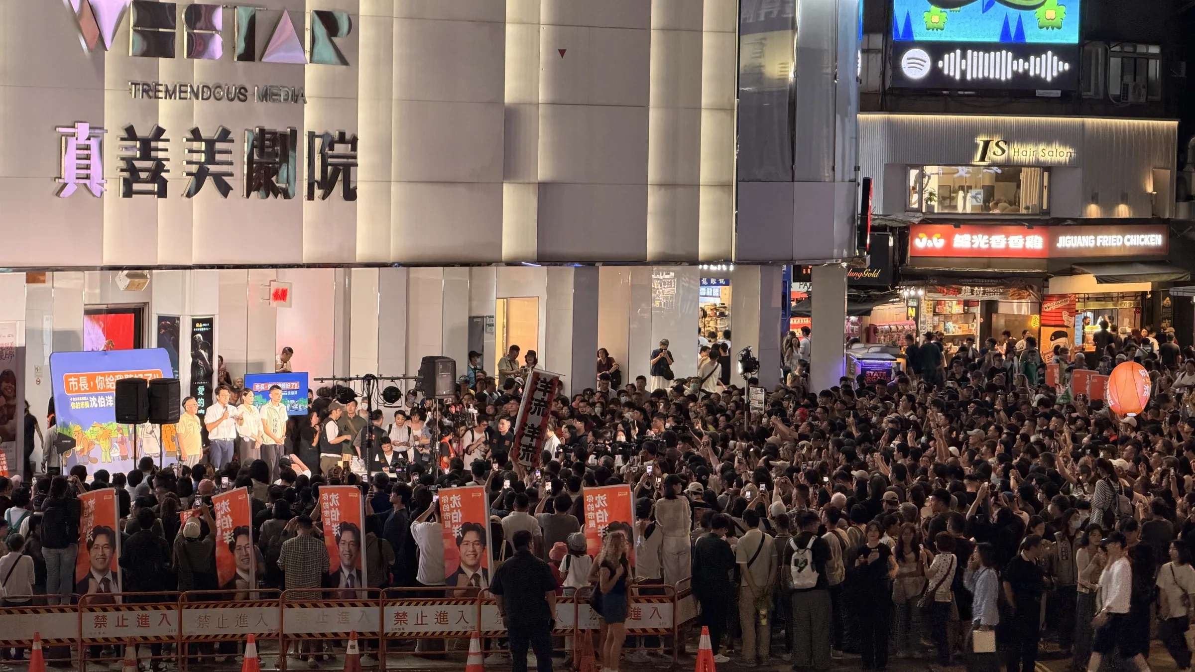 20260923-民進黨台北市長參選人沈伯洋23日傍晚在西門舉行「肥皂箱」活動，吸引大批支持者到場。（鍾秉哲攝）