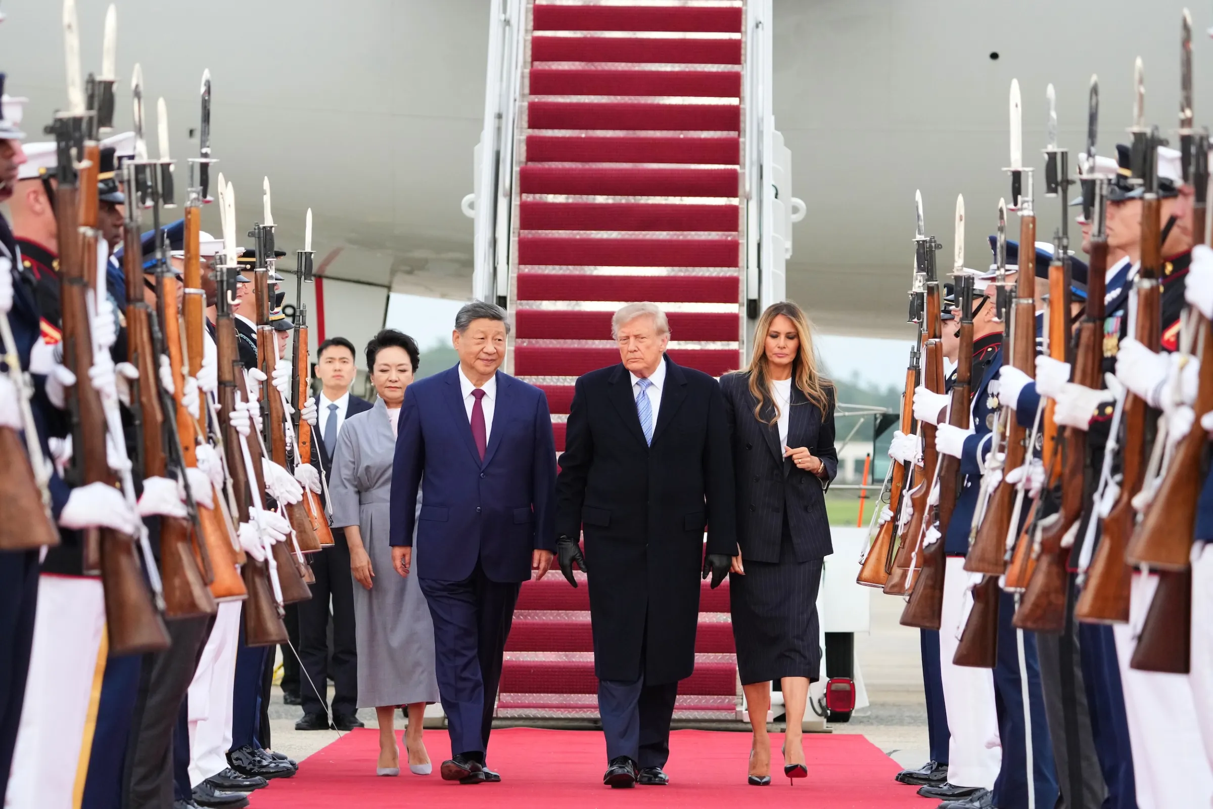 2026年9月23日，中國國家主席習近平訪美，由美國總統川普親自接機。（美聯社）