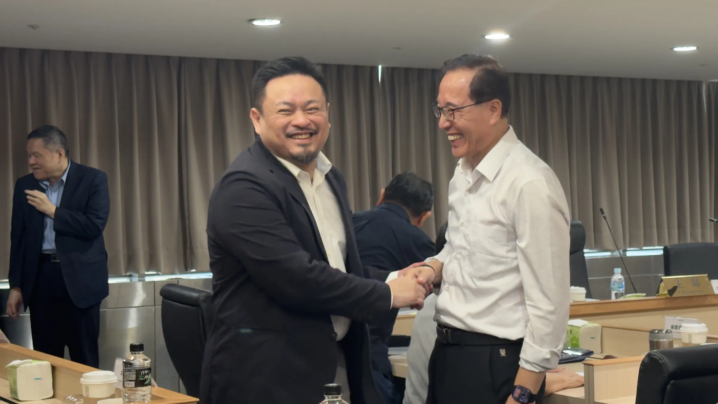 勞動部召開最低工資審議委員會，勞動部長洪申翰抵達會場後，一一與資方、勞方代表握手致意。（劉庭宇攝）