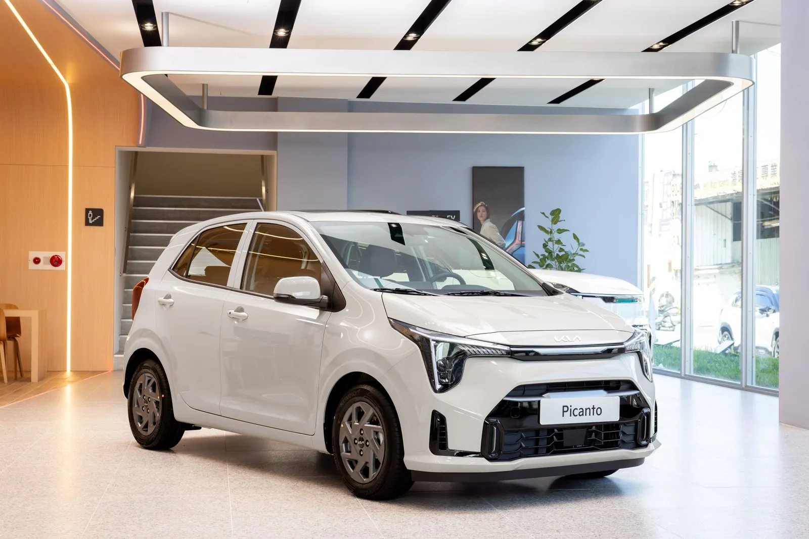 全新The new Picanto Cappuccino Edition，透過專屬牛奶白外觀與焦糖棕皮質內裝，營造溫暖、細膩又具生活品味的專屬氣質，同時升級多項舒適與便利配備。