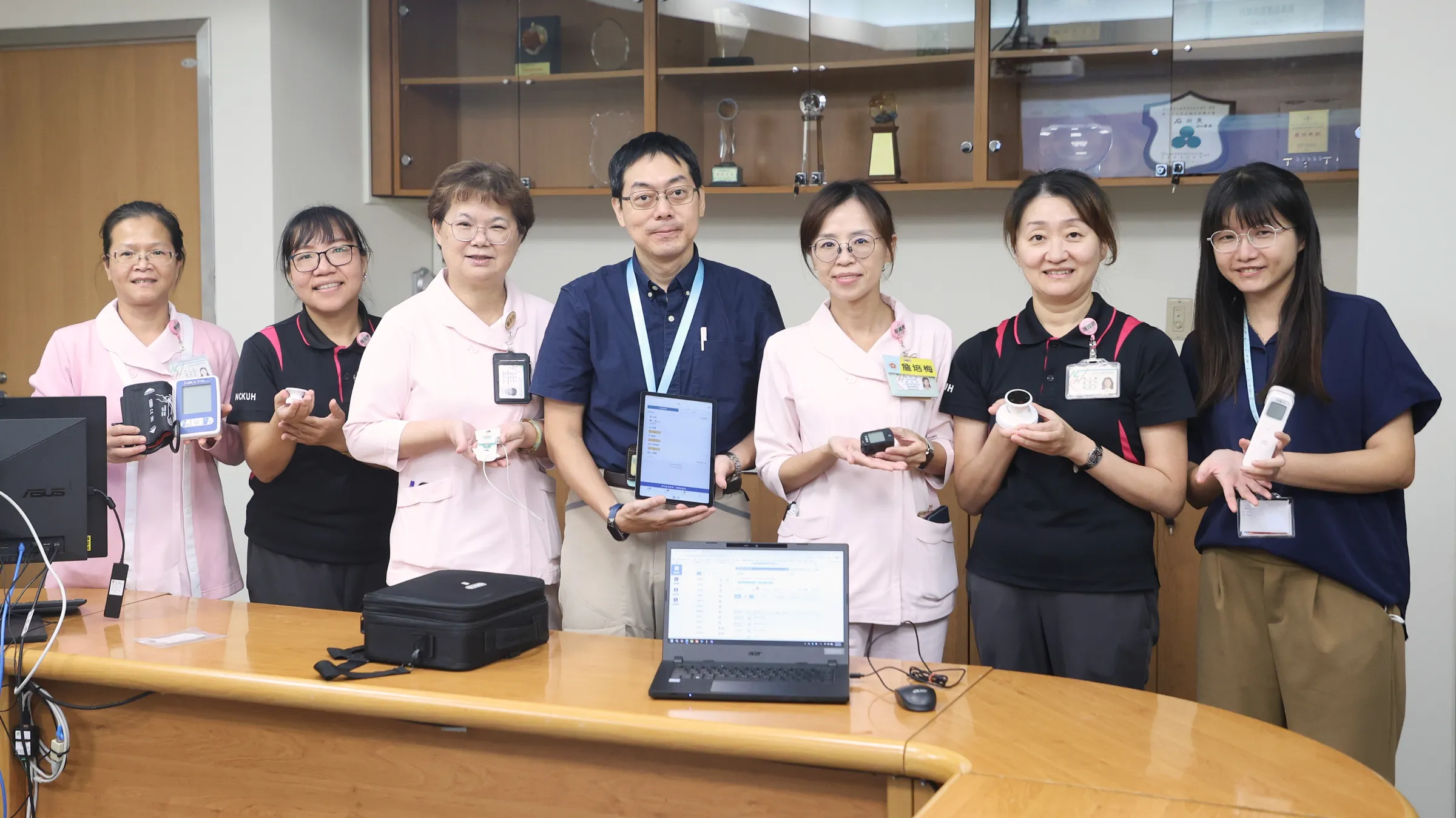 20260923-2026風傅媒AI醫療領航大獎專訪成大醫院安寧病房護理長邱千桂（左起）、安寧居家護理長卓佩慧、護理部副主任李秀花、安寧緩和共照中心主任蔡瑞鴻、護理部督導長詹培梅、安寧緩和共照中心執行秘書陳玉葉。（柯承惠攝）