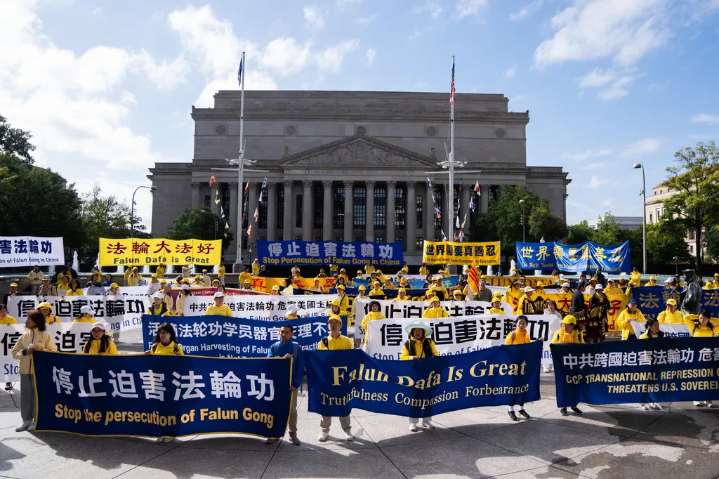 華府白宮周圍湧入大批抗議北京的抗爭群眾。（美聯社）