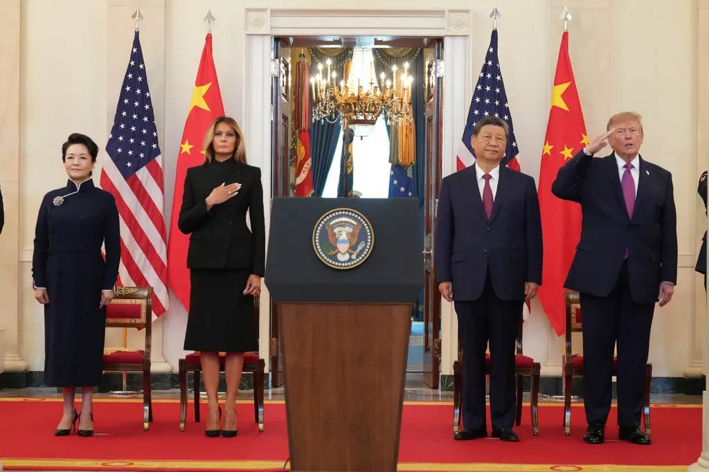 美國總統川普（右）與第一夫人梅蘭妮亞（中左）在白宮接待習近平和彭麗媛夫婦到訪。（美聯社）