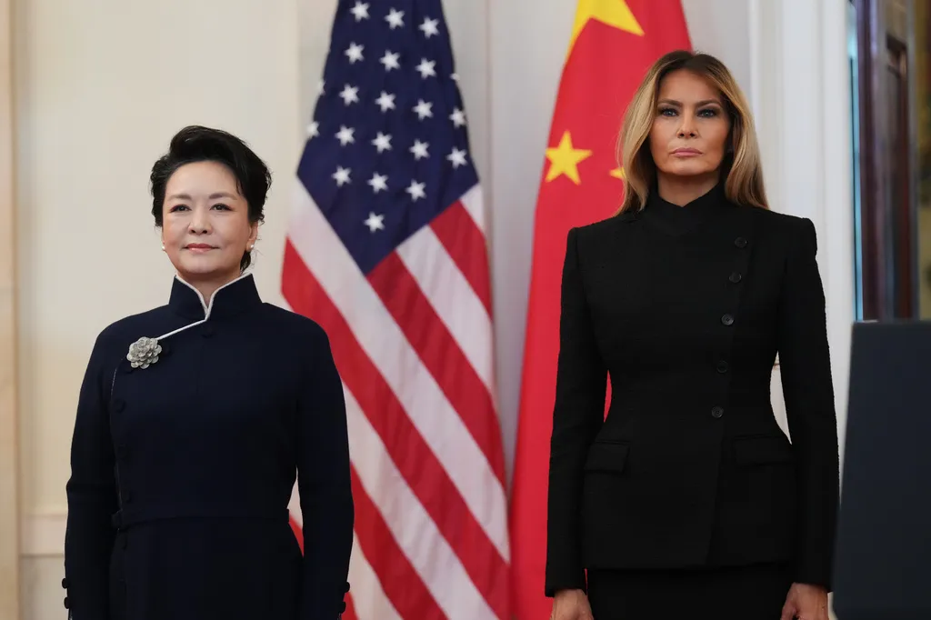 中美兩國第一夫人：彭麗媛（左）和梅蘭妮亞。（美聯社）