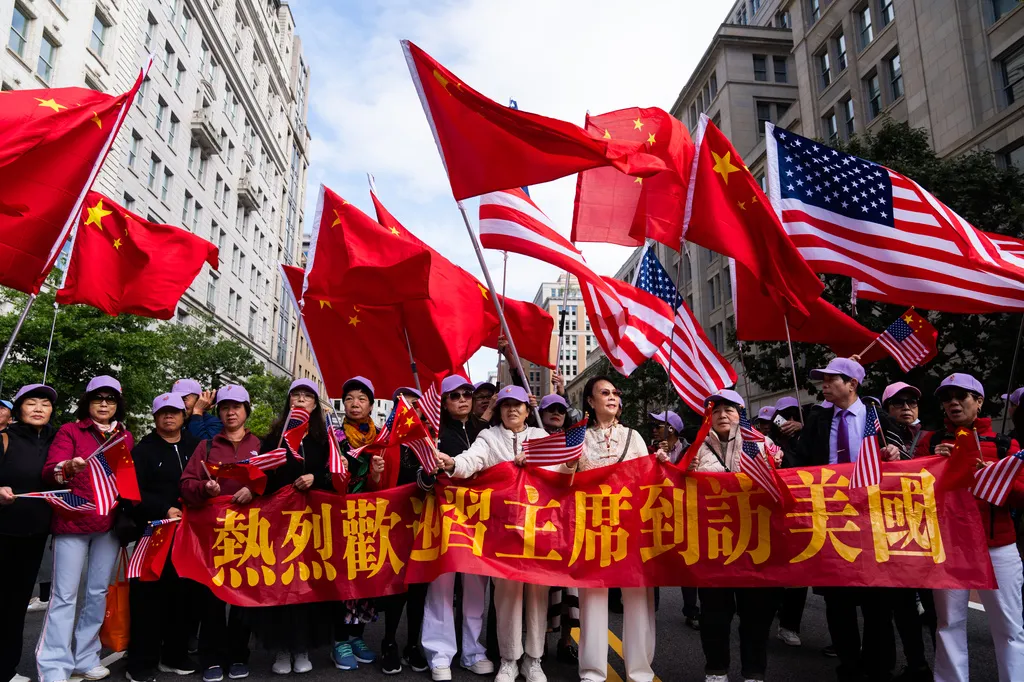 華府白宮周圍湧入大批中國僑民社團高舉五星旗和歡迎布條。（美聯社）