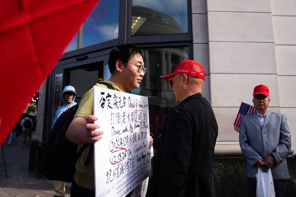 川習會登場同時，場外支持和反對中國兩派人馬也發生衝突。（美聯社）