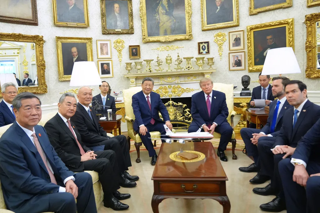 川普習近平在白宮對談，北京一側隨行的是何立峰、王毅與劉鶴。（美聯社）