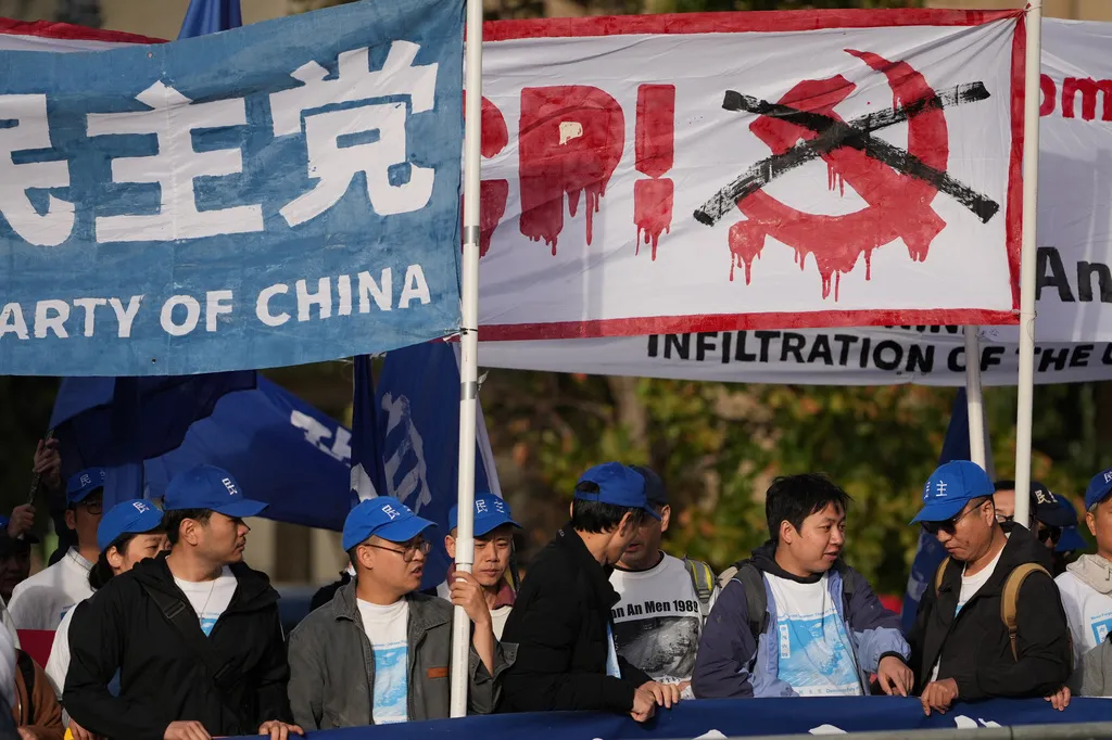 川習會登場之際，華府街頭也湧入大批反對北京的抗爭群眾團體。（美聯社）