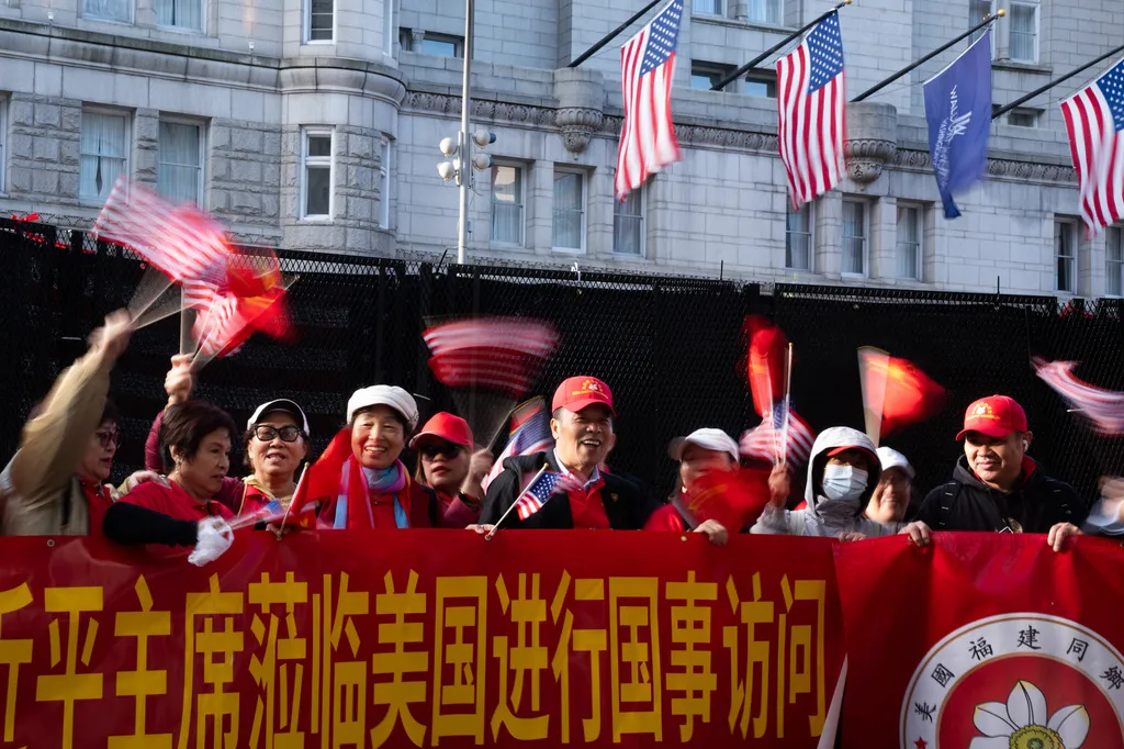 川習會登場之際，華府街頭也湧入大批親北京的中國僑民團體。（美聯社）