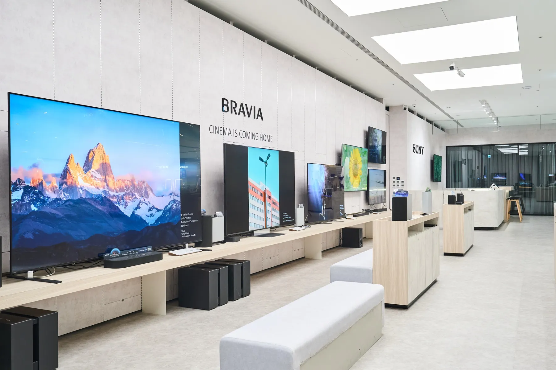 BRAVIA智慧顯示器展區融入藝廊概念，開幕期間透過BRAVIA完整系列呈現「索尼世界攝影大賽」得獎作品。（Sony提供）