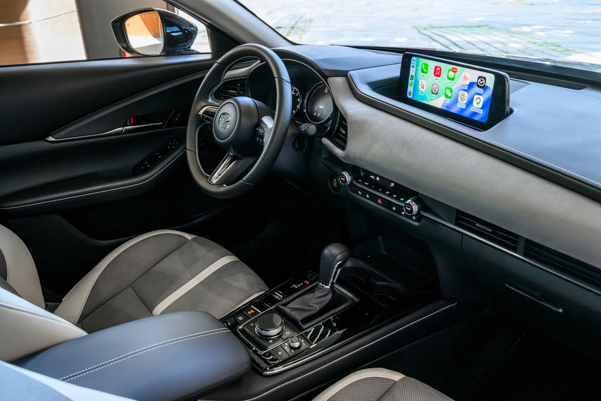 Mazda CX-30 20S Air Edition以專屬灰／白雙色與 Leganu® 麂皮質感材質，將舒適機能融入細膩座艙。（台灣馬自達提供）