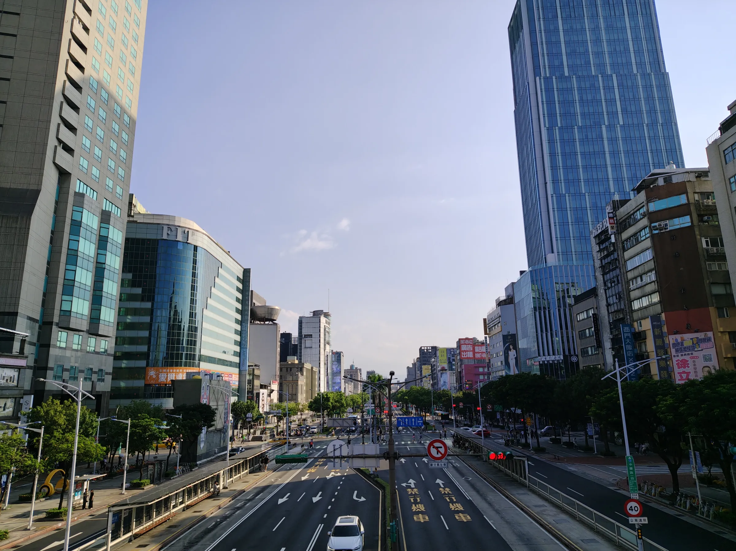 從開封街附近的中華路人行天橋向南望，中華路一路延伸至西門一帶。昔日中華商場8棟建築就沿著這條城市軸線排列，如今原有建築已全部拆除。（圖／魏甫丞攝）