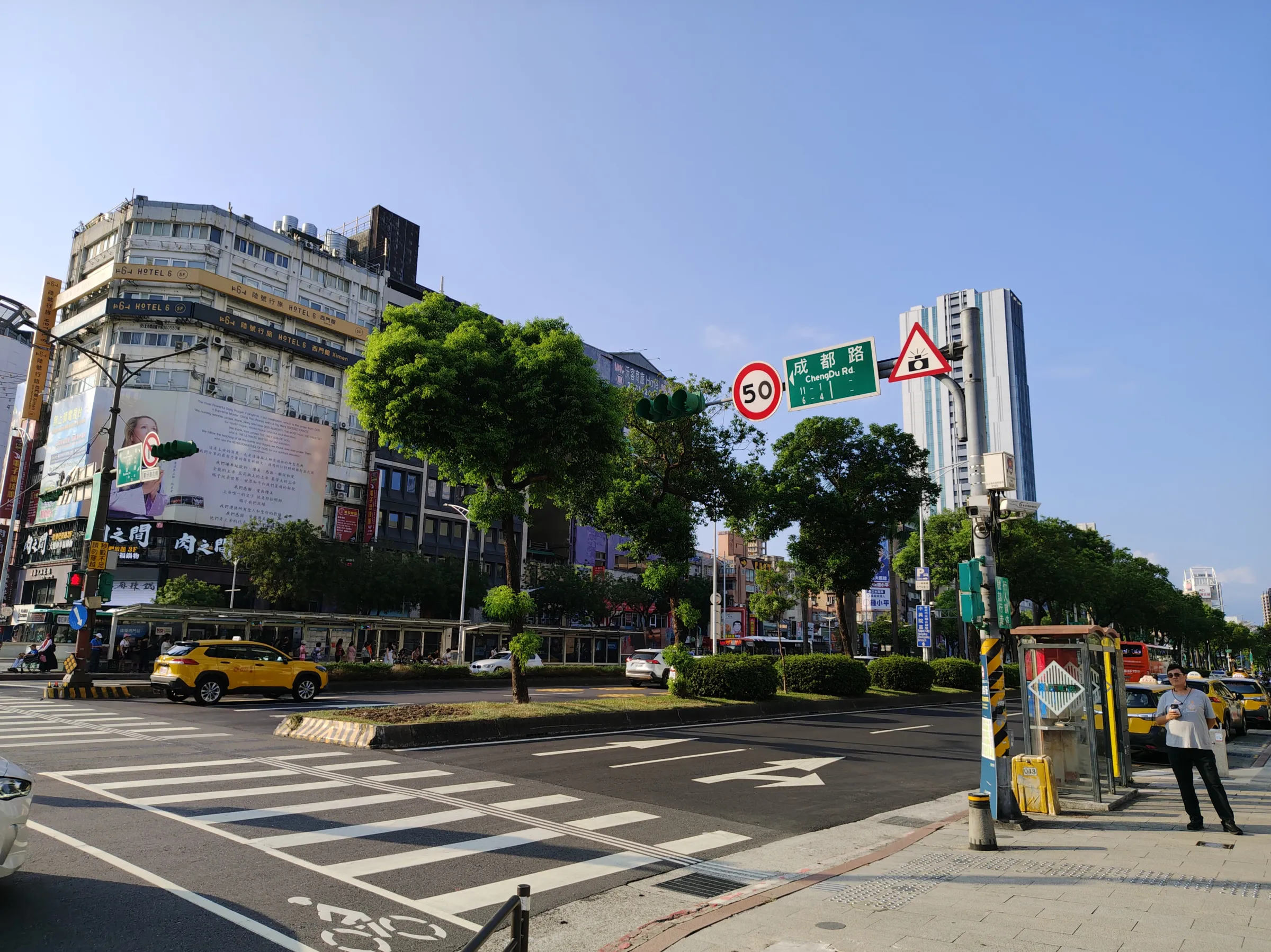 中華商場拆除後，中華路一帶歷經捷運建設與都市空間重新規劃，如今道路、綠帶與捷運設施構成新的城市景觀。（圖／魏甫丞攝）