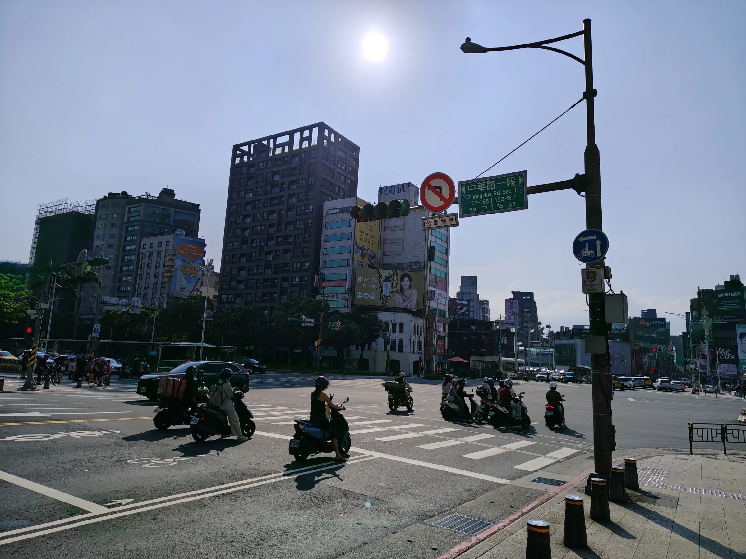 中華商場昔日沿著台北市中華路一帶排列，1992年拆除後，中華路周邊歷經交通建設與都市空間重新規劃，如今已難從街景辨認昔日商場模樣。（圖／魏甫丞攝）