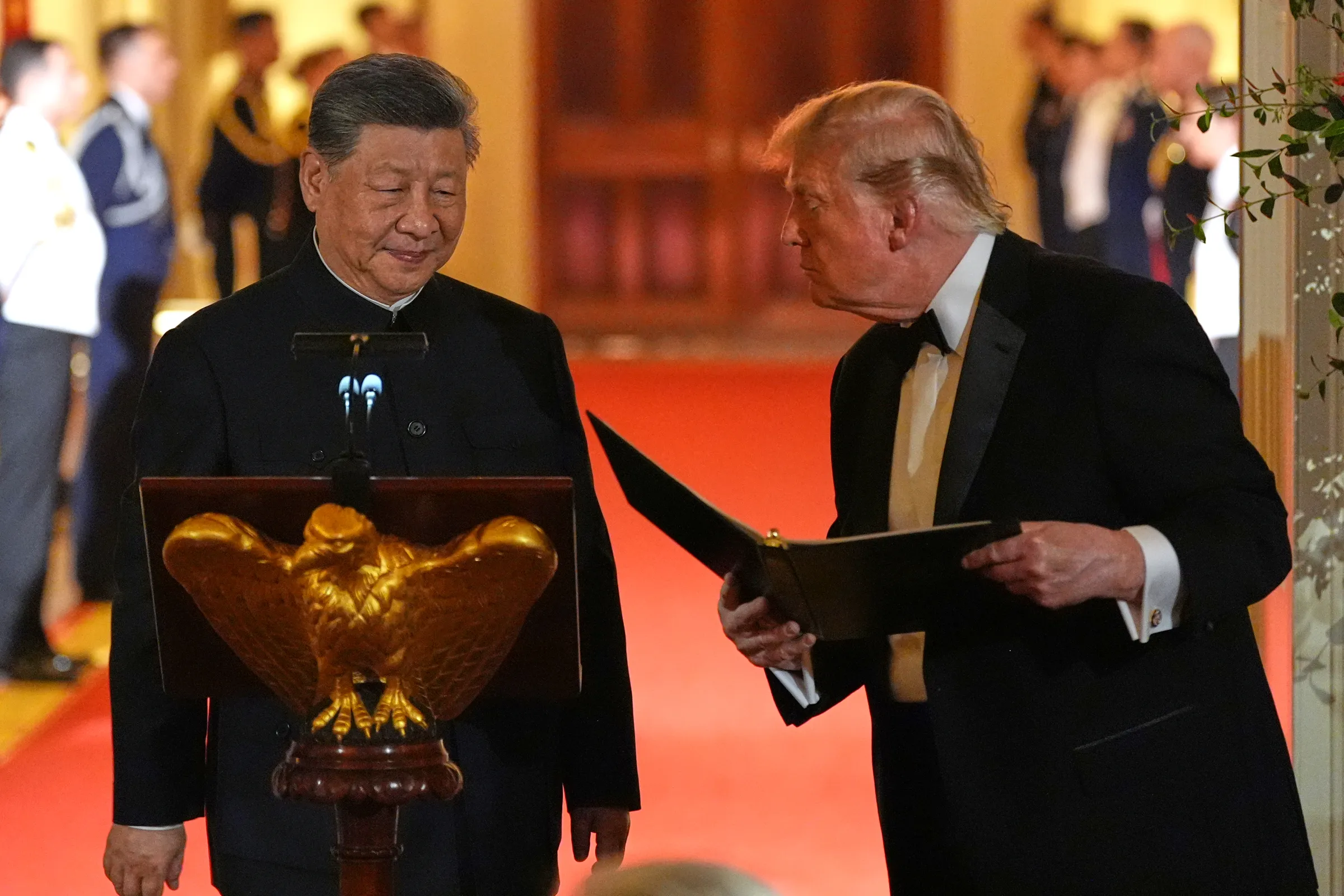 2026年に2度目の会談を行ったトランプ氏（右）と習近平氏（左）。台湾外交部の陳明祺政務次長は、外交部は「米国の友人」から米国の対台湾政策に変わりはないとの確認を繰り返し得ていると述べた（資料写真、AP通信）
