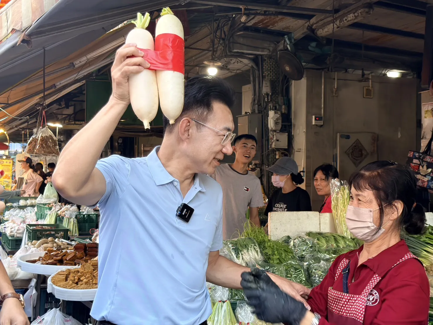 中秋連假第二天，立法院副院長江啟臣今（26）日一早與臺中市議員李文傑、楊啓邦，在市場自治會代表及地方幹部陪同下，前往大甲第二公有零售市場掃街，向攤商與採買民眾問候。（江啟臣辦公室提供）