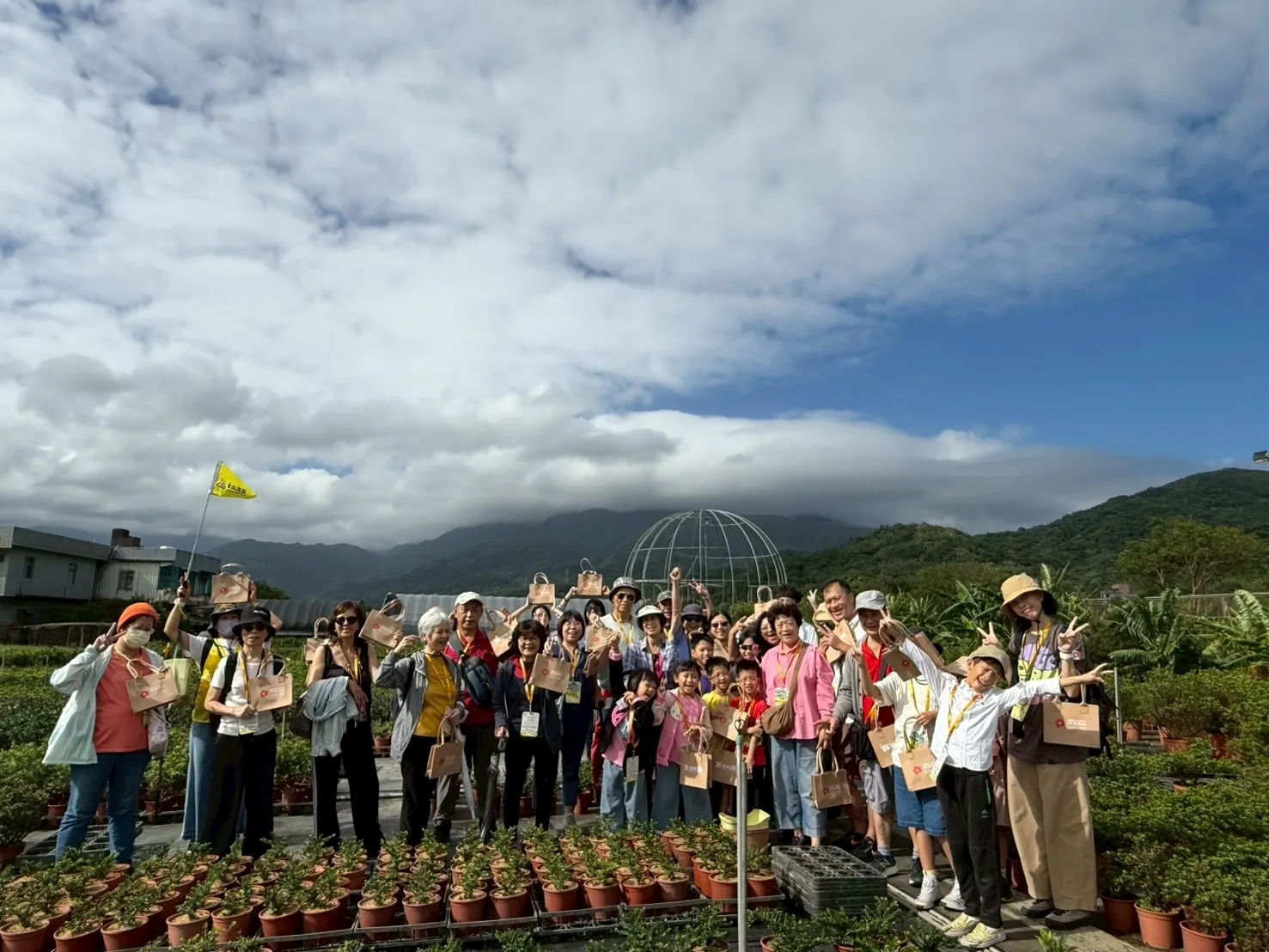 新北市農業局今（115）年再度攜手萬里、金山花農與地創團隊「金山漫遊」，結合杜鵑苗圃及在地特色景點，推出「萬金杜鵑秋季一日遊」。(圖/新北市農業局)