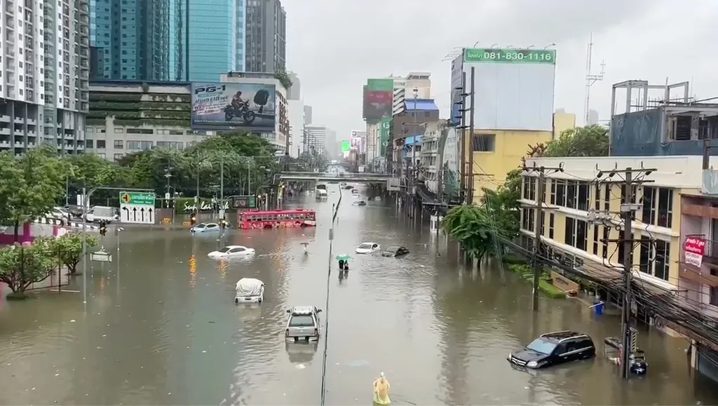 泰國曼谷連日豪大雨，造成市區出現嚴重水災。（美聯社）