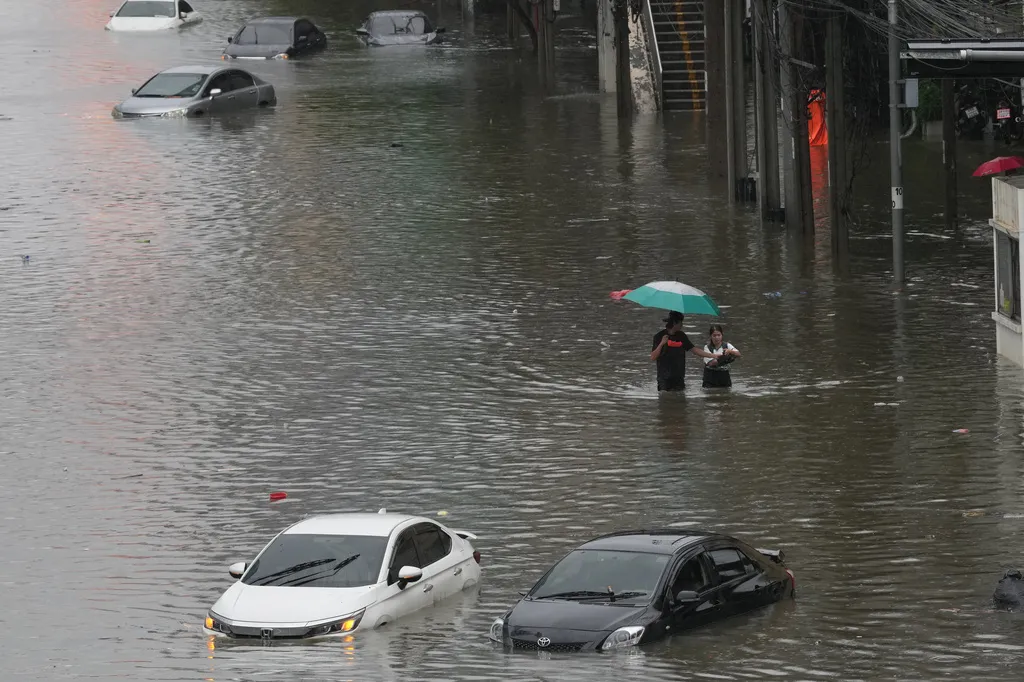 泰國曼谷連日豪大雨，造成市區出現嚴重水災。（美聯社）
